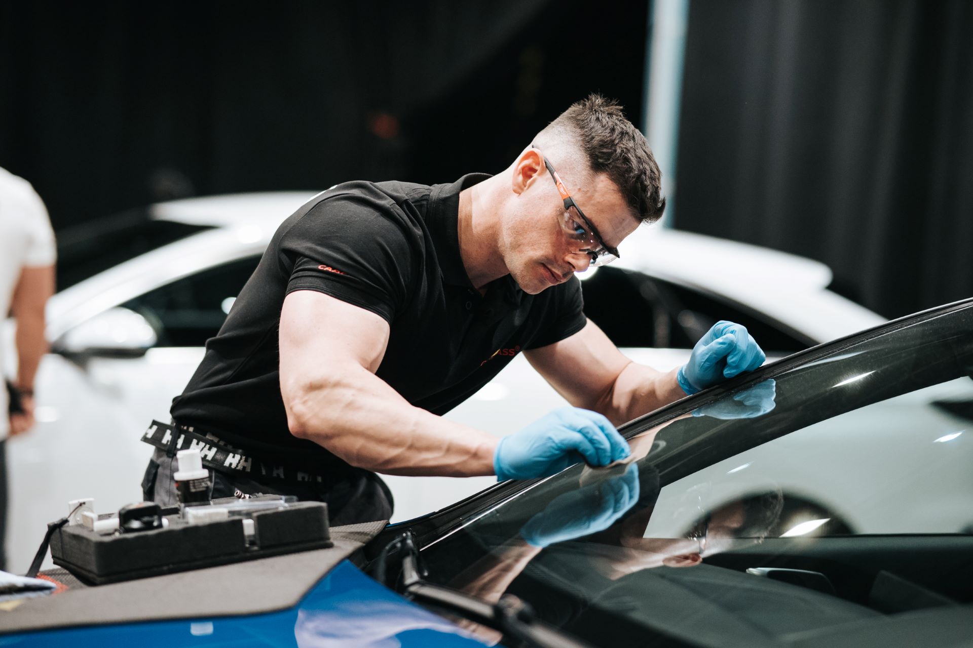 Kavics pattant a szélvédőre? Egy apró kő is nagy kárt okozhat!